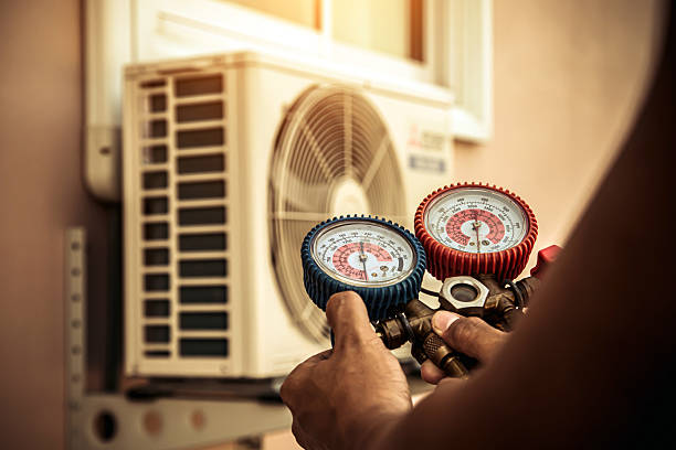 Professional Hvac technician working in Atlanta, IL